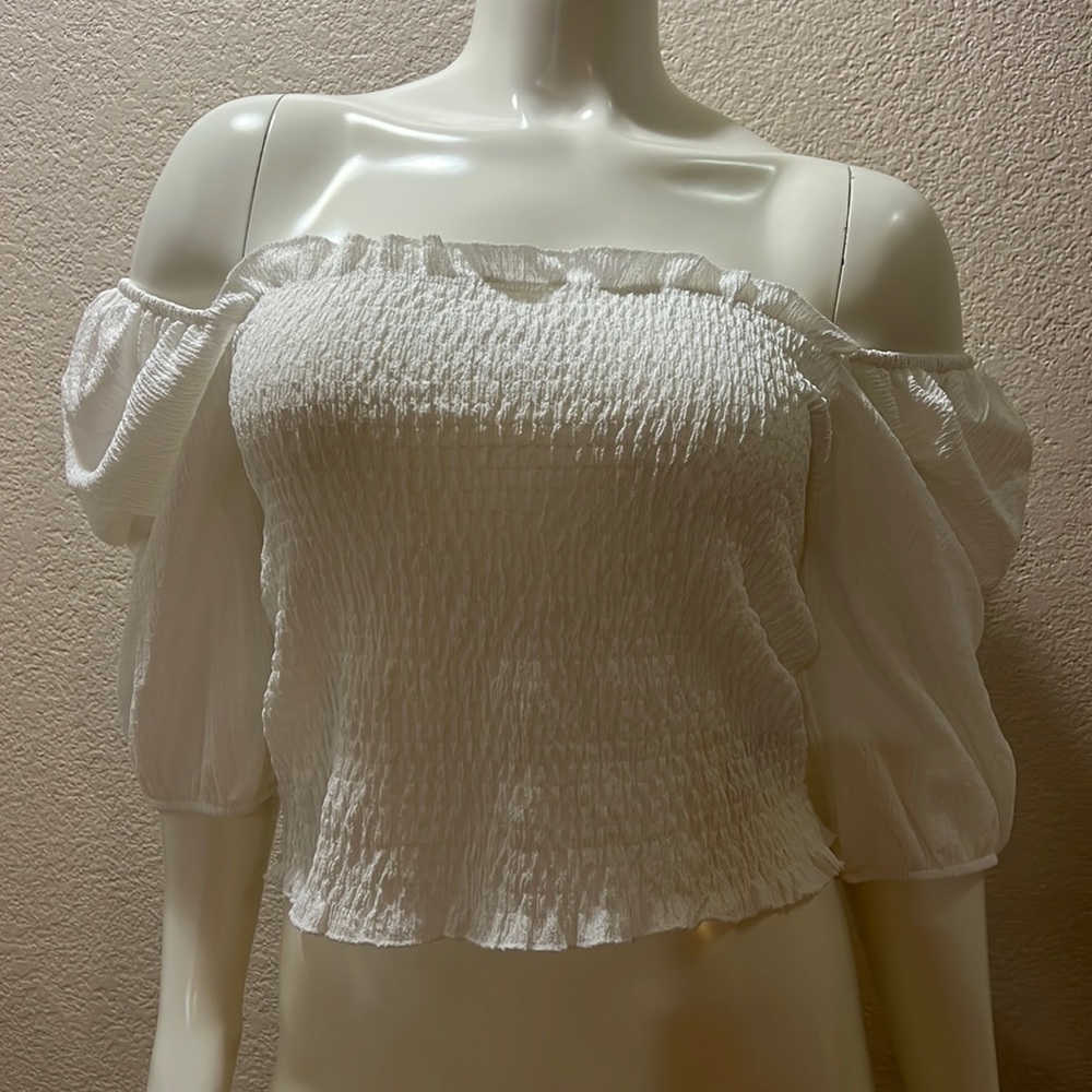 Crinkled jersey short bodice w/ puff sleeve. Perfect for a summer date night.